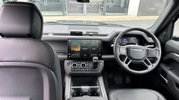 Land Rover Defender 3.0 D250 X-Dynamic HSE 90 3dr Auto Diesel Estate - Image 9
